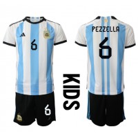 Camiseta Argentina German Pezzella #6 Primera Equipación Replica Mundial 2022 para niños mangas cortas (+ Pantalones cortos)